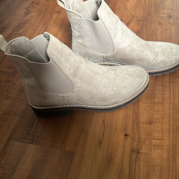 Woman’s boot - Picture 3 of 6